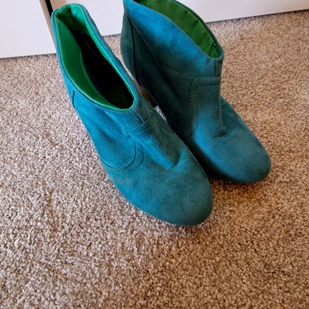Suede green boots